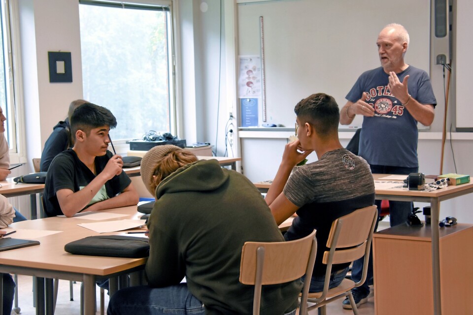 Magnus Nordin berättar om sitt författarskap för nior på Linnéskolan i Hässleholm.