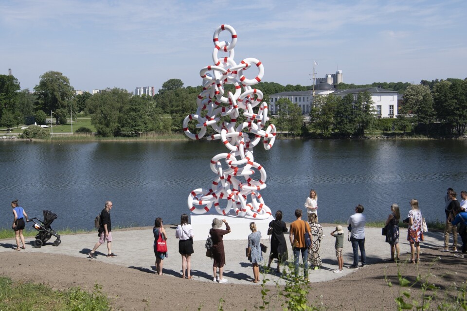"Det är otroligt fint att konsten kommer ut dit folk är", säger den norske konstnären Ingar Dragset om skulpturen "Life rings" som han har skapat tillsammans med sin danske kollega Michael Elmgreen.