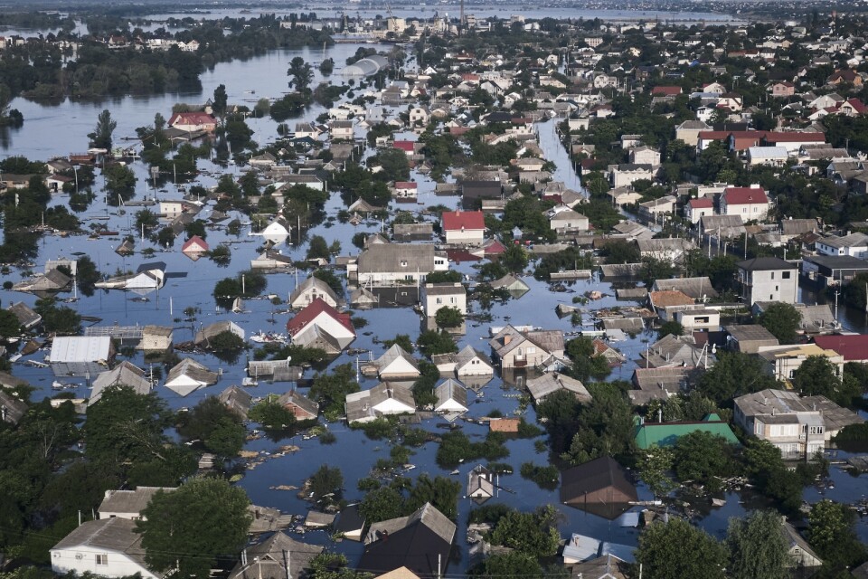 Katastrof. Kherson i Ukraina översvämmas efter att dammen i Nova Kachovka rasade på tisdagsmorgonen.