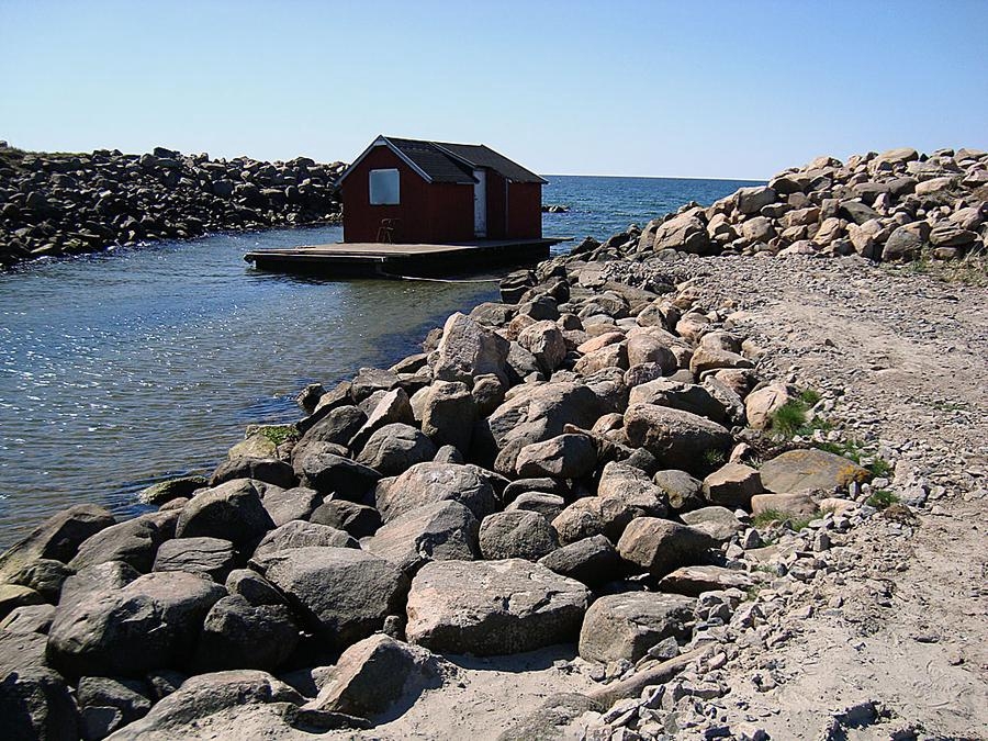 Bilden tagen i Olofsbos hamns inlopp. Inte konstigt att man tar upp kameran när ett hus kommer in i hamnen, skriver Bert Dahlgren, Fristad, som påpassligt fotograferade.