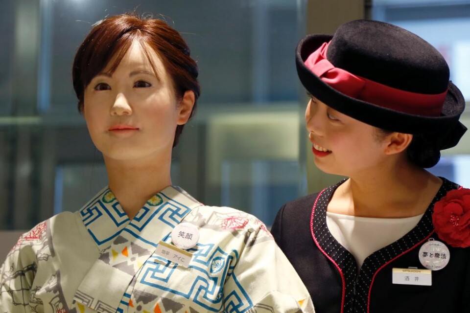 Den leende Aiko Chihira, som iklädd kimono hälsar kunderna välkomna i Mitsukoshi-varuhuset i Tokyo, är inte vilken kvinna som helst. Hon är det hetaste i robotväg på den japanska marknaden - åtminstone när det gäller kundkontakt. Aiko Chihira, som har u