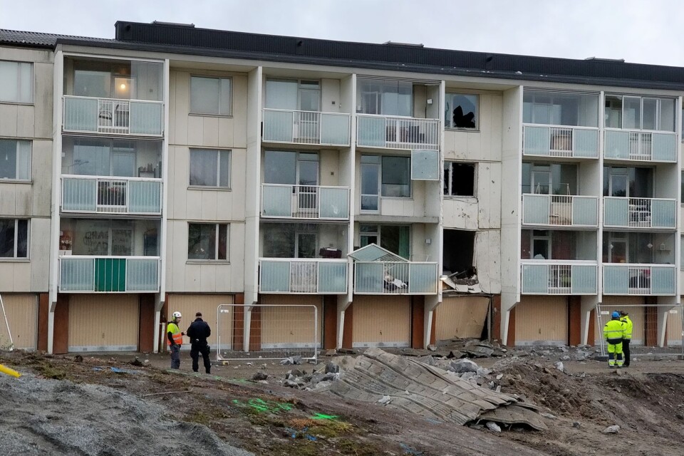 Stockholm  2018-10-31
Sex stycken lägenheter har skadats i samband med en sprängning på en byggarbetsplats i Vällingby i Stockholm. Både fasad och glasrutor på bostadshusen har förstörts men inga människor ska ha kommit till skada. 
Foto: Niklas Svahn / TT / kod 10510