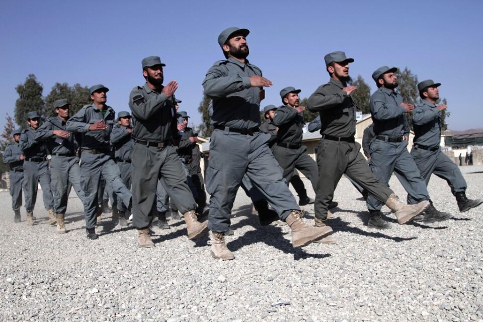Afghanska statsanställda, som skulle utreda landets polisstyrka, mörkade och blockerade korruptionsklagomål, visar en rapport som Reuters har tagit del av. Rapporten ser också ut att ha mörkats. Trots en erkänt utbredd korruption inom det afghanska poli