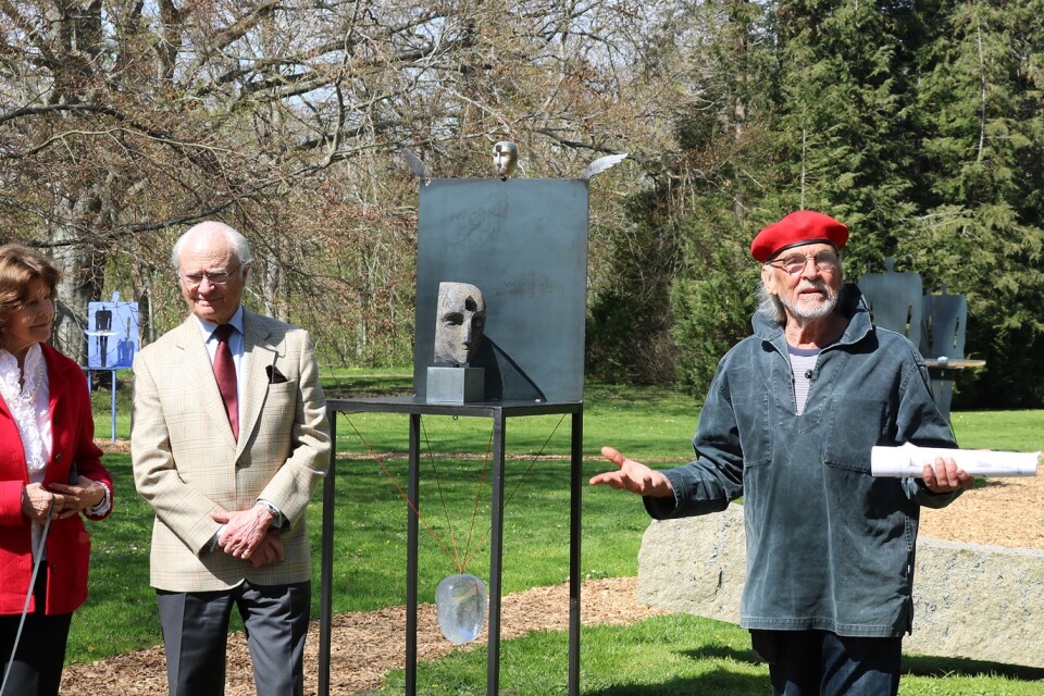 Bertil Vallien tillsammans med kungaparet i samband med att utställningen ”Gatekeeper” invigdes på Solliden i maj.