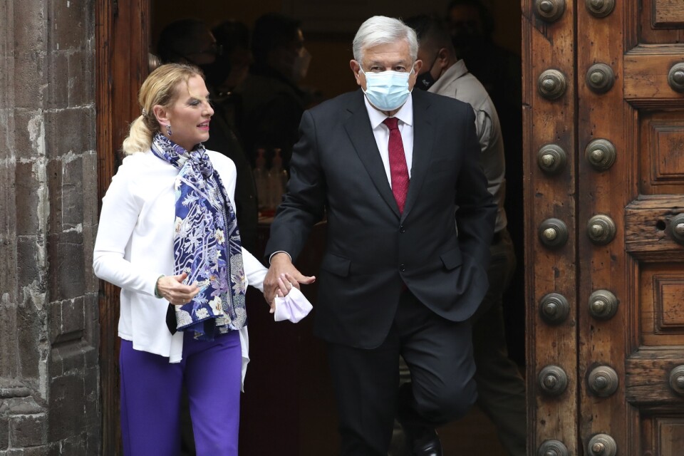 Mexikos president Andrés Manuel López Obrador och landets första dam Beatriz Gutiérrez efter att de röstat i söndagens mellanårsval i Mexico City (Ciudad de México).