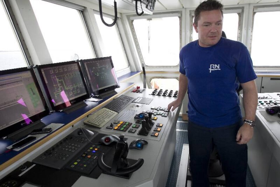 Kapten Søren Vinkel styr allt, själva båten så väl som pumparna och vattenkanonerna, från kommandobryggan.