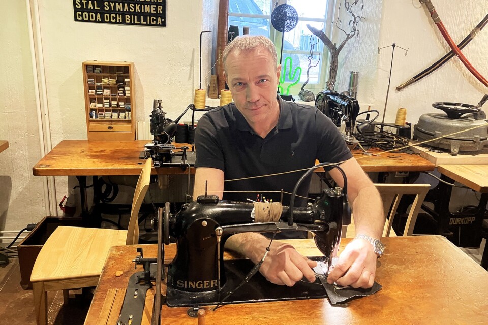 För fem år sedan bestämde sig Henrik Linnarsson för målet att sy de perfekta jeansen och för att lyckas krävdes en unik samling av sällsynta symaskiner som nu är på plats.