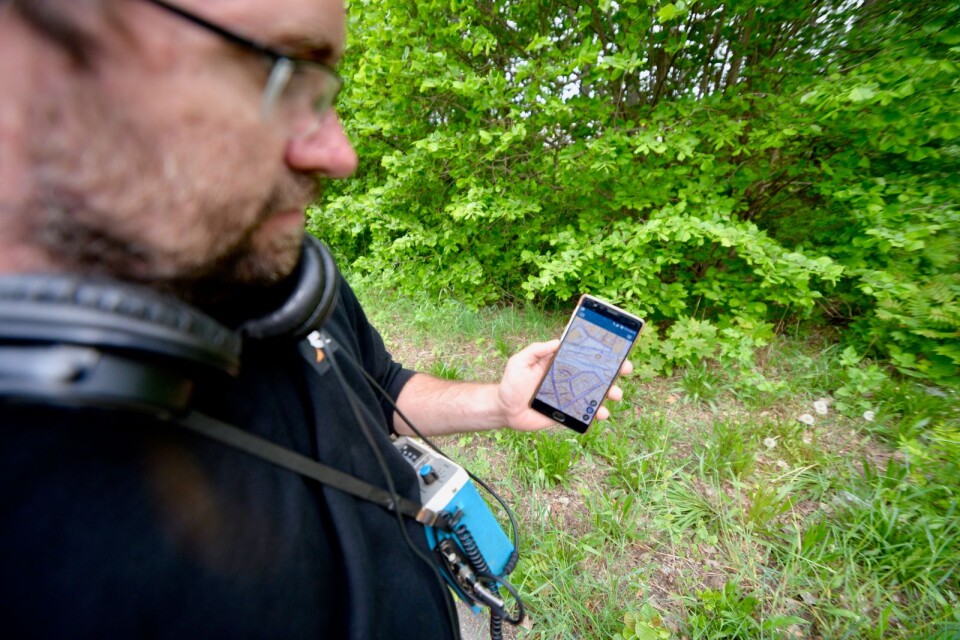 I mobilen får Fredrik Ström upp kartan över ledningsnätet i Nybro stad. Den är till hjälp för honom när han utför läcksökning.