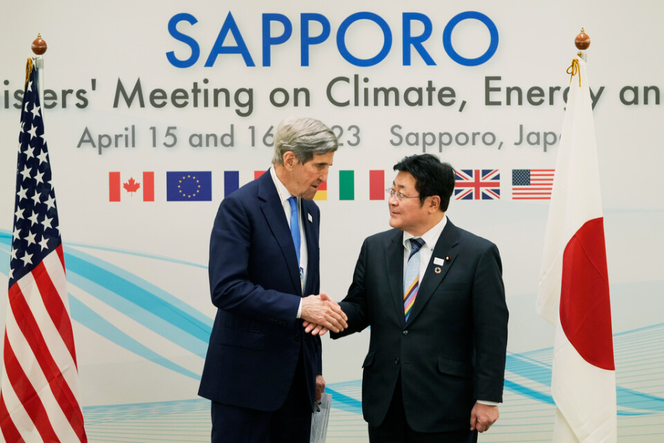 John Kerry, USA:s klimatsändebud, skakar hand med Japans miljöminister Akihiro Nishimura i samband med mötet i Sapporo i norra Japan.