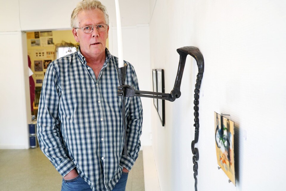 Thomas Blomgren tar gärna in det lekfulla i sin konst. Här har han skapat en ljushållare i form av en arm.