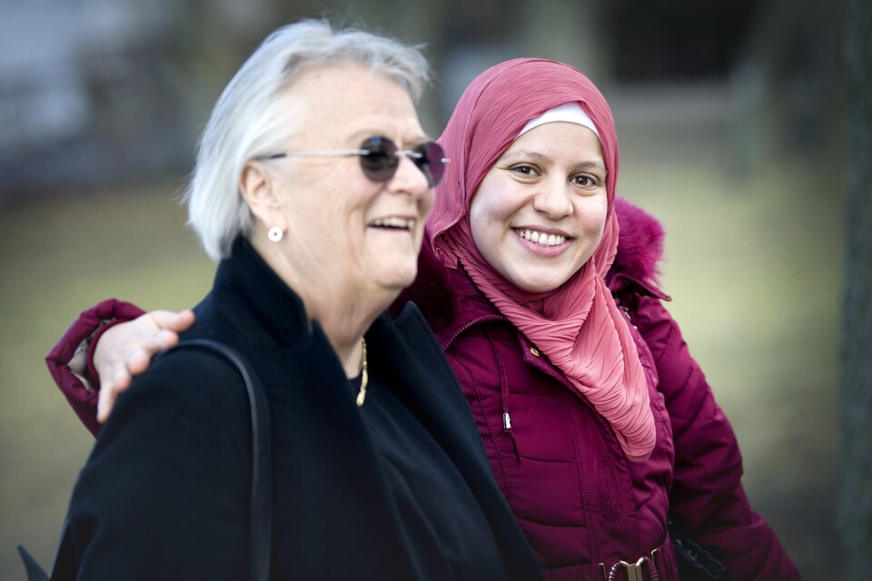 "Eva gives me the support to have the confidence to make calls myself," says Nora Al Othman, from Syria. "I'm happy to help," says Eva Eriksson, volunteer.