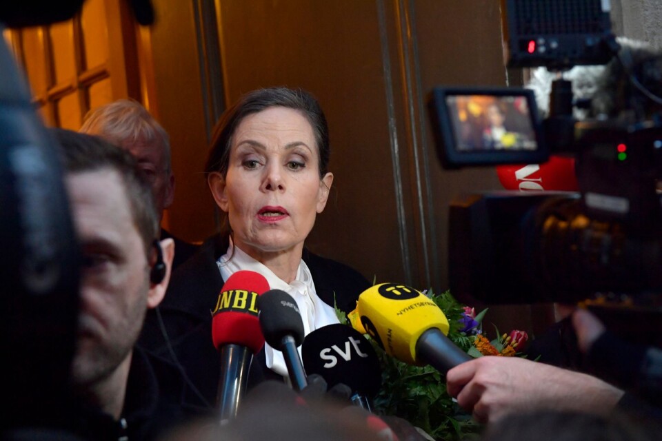 Svenska Akademiens ständiga sekreterare Sara Danius lämnar akademien, uppger hon själv för journalisterna utanför Börshuset i Gamla stan efter akademiens sammanträde på torsdagen.