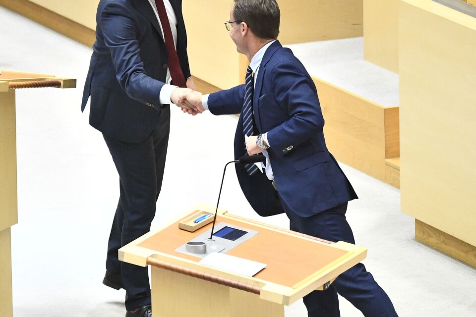 Jimmie Åkesson (SD) och Ulf Kristersson (M) skakar hand i riksdagen.