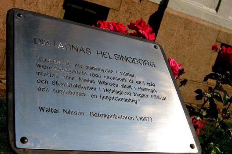 Utanför Walter Nilssons bostad på Drottninggatan i Helsingborg har kommunen satt upp en minnestavla. I hemkommunen Kristianstad är han närmast bortglömd trots att merparten av hans litteratur har rötterna på ålakusten.