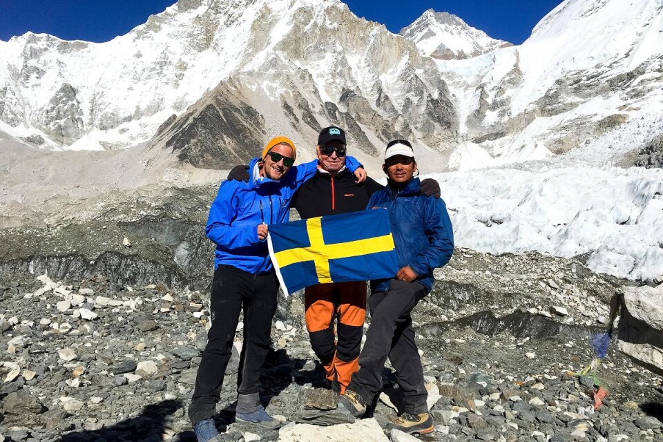 Björn Samuelsson har nått Everest Base Camp på 5 600 meters höjd tillsammans med guiderna Robin Trygg, som är yngste svensk att bestiga Mount Everest, och Chhiring Dorje Sherpa, en nepales som gjort 40 expeditioner på över 8 000 meter.