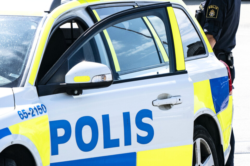 En man körde på en kvinna och flera bilar på en parkering i Västerås på söndagen. Ett sjukdomsfall låg bakom olyckan. Arkivbild.