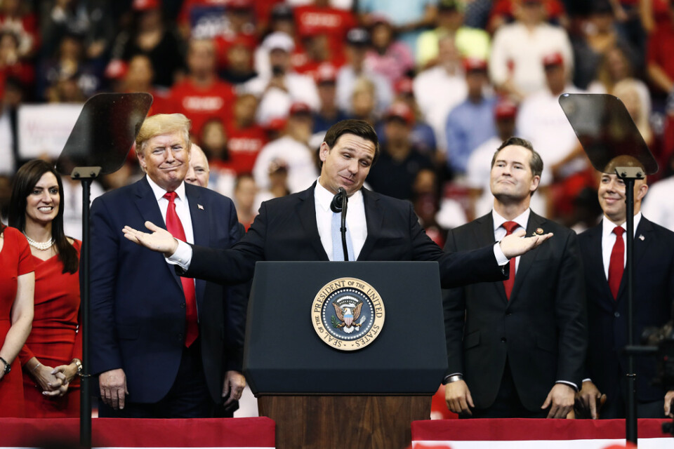 Floridas guvernör Ron DeSantis hyllar dåvarande president Donald Trump under ett kampanjmöte i Sunrise, Florida, 2019.