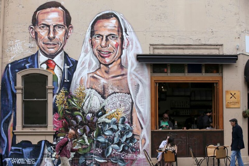 En väggmålning i Redfern, Sydney, föreställande Australiens tidigare premiärminister Tony Abbott både som brud och brudgum. Abbott är emot samkönade äktenskap. Arkivbild.