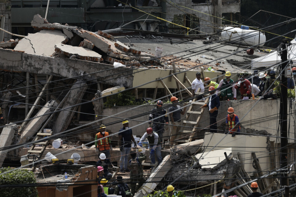 Räddningsarbete vid den rasade skolan i Mexiko city i september 2017.