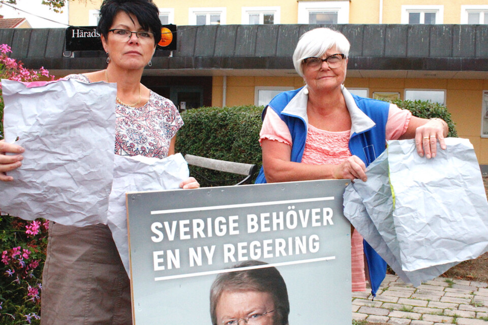 Madeleine Rosenqvist och Chatrine Pålsson Ahlgren tog bort alla affischerna som häftats fast över deras egen och kommer att göra en polisanmälan.