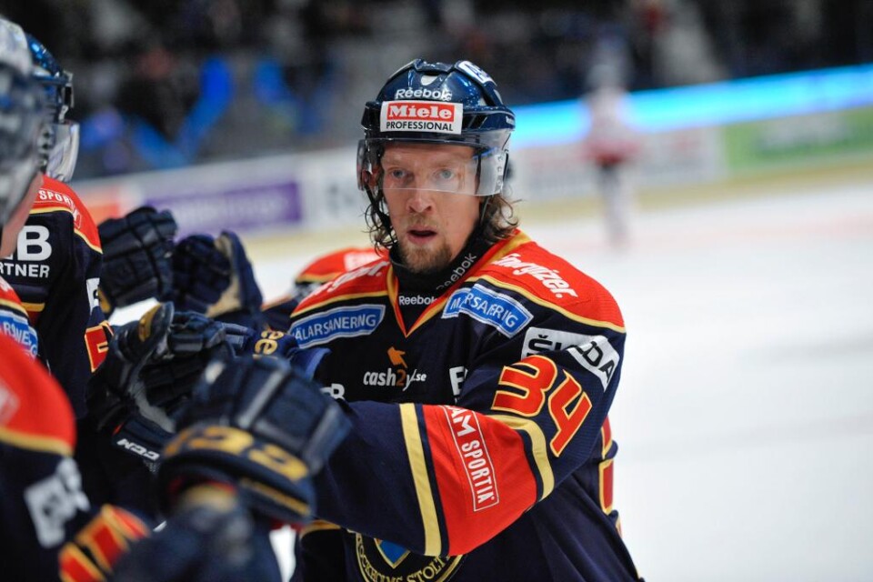 Daniel Tjärnqvist får se sig om efter en ny ishockeyklubb. Efter tre år i tyska Köln blir det ingen fortsättning för den 38-årige backen som var med och tog OS-guld i Turin 2006 och som bland annat gjort 352 NHL-matcher. - Det kom som en chock för mig.