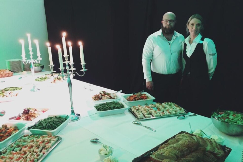 Henrik Briggler och Mia Christensson serverade varmrätten till gästerna. Foto: Emma Koivisto