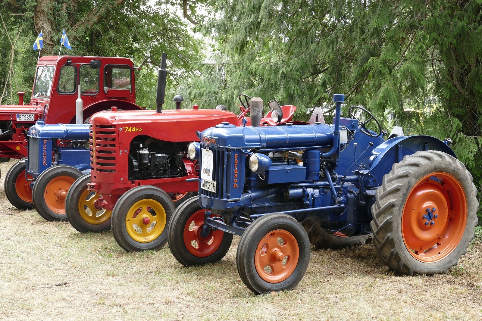 Många traktorer hade tagits till Solliden av Ölands veterantraktorklubb.