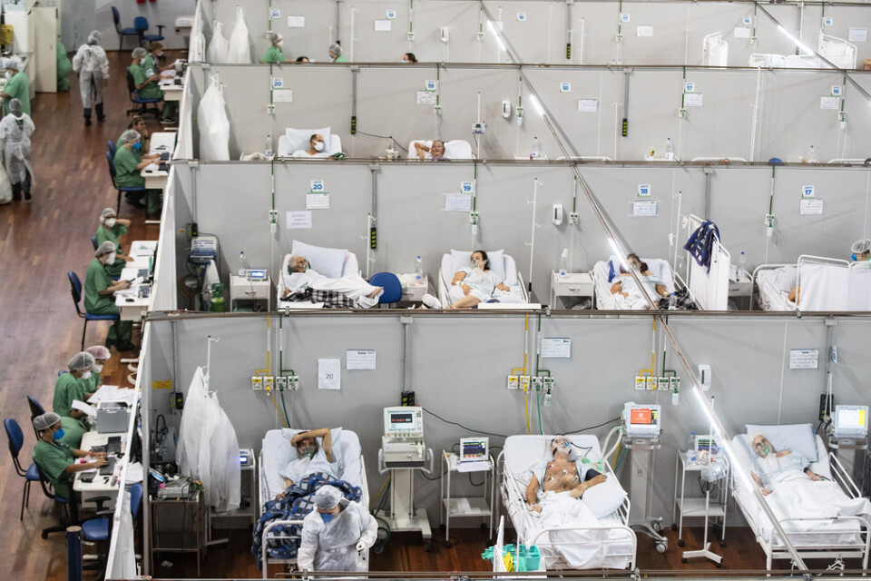 Patienter sjuka i covid-19 vårdas på ett fältsjukhus som upprättats i en idrottsarena i Santo André i megastaden São Paulos södra utkanter.