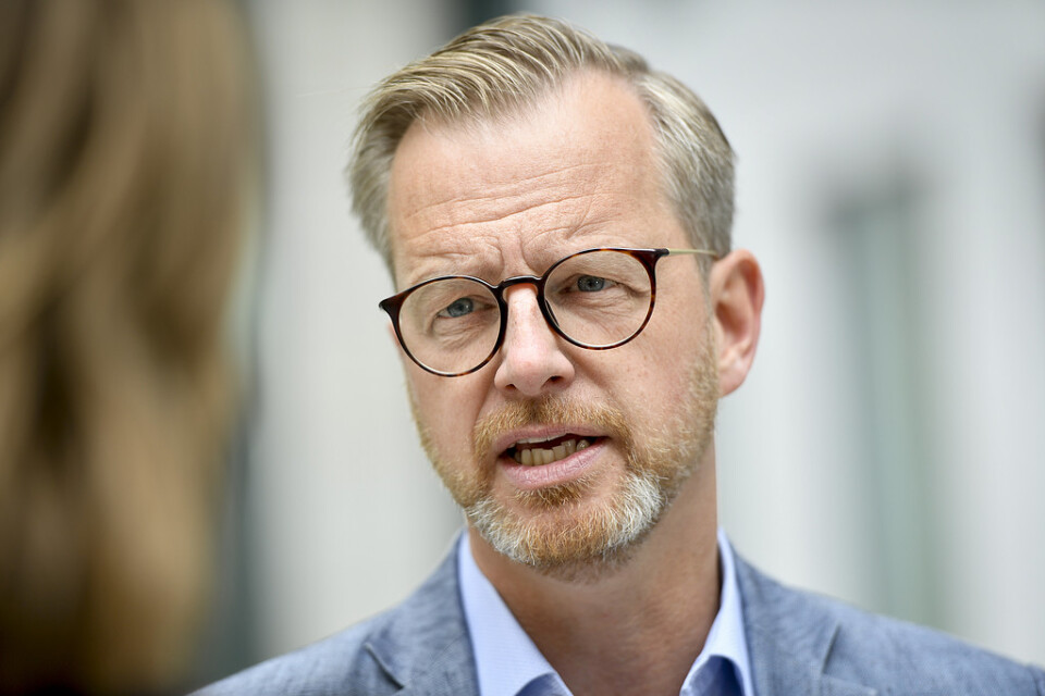 Inrikesminister Mikael Damberg (S) lägger fram ett nytt förslag till hur EU:s nya vapendirektiv ska införas i svensk lag och säger att jägare alls inte kommer att beröras.