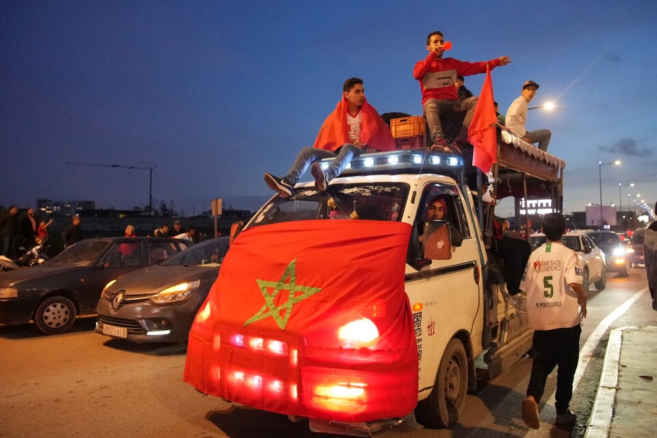 Fans i Marockos huvudstad Casablanca firar efter att landet tagit sig till semifinal i fotbolls-VM.