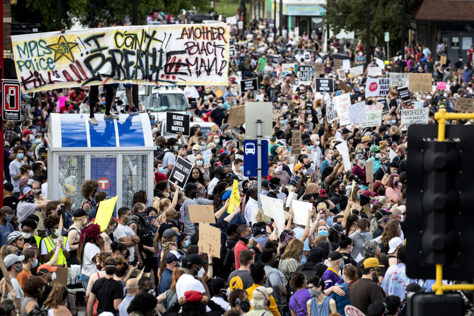 Demonstranter på Minneapolis gator efter det uppmärksammade dödsfallet.