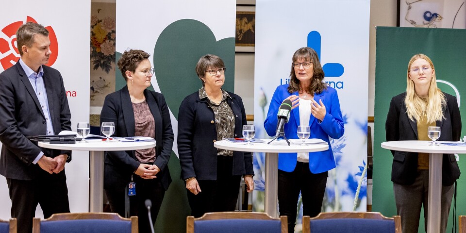 Ulf Olsson (S) presenterar Mittsamverkans budgetförslag för 2023. Till höger står Ylva Lengberg (S), kommunalråd, Kerstin Hermansson (C), kommunalråd, Anna Svalander (L) kommunalråd och Miljöpartiets gruppledare Linnea Kläth (MP).