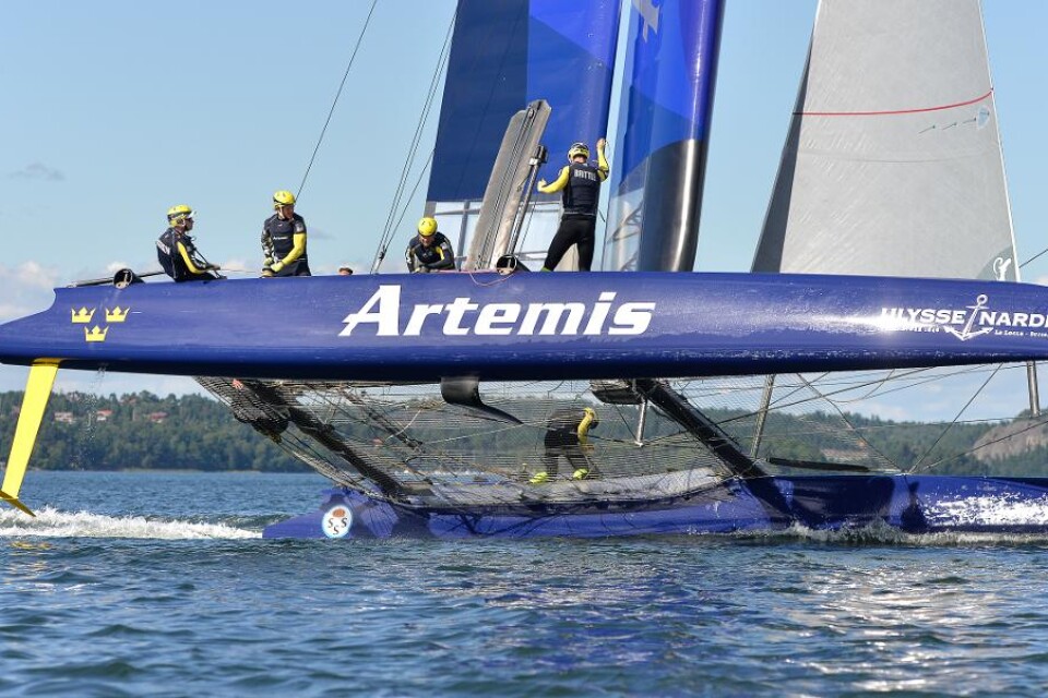 Den svenska båten Artemis slungades runt under fredagens träning inför förtävlingarna till Americas Cup i Göteborg, skriver sverigesradio.se. Båten fick bogseras i land med utslagen elektronik och skador på vingen men besättningsmannen och OS-guldmedalj