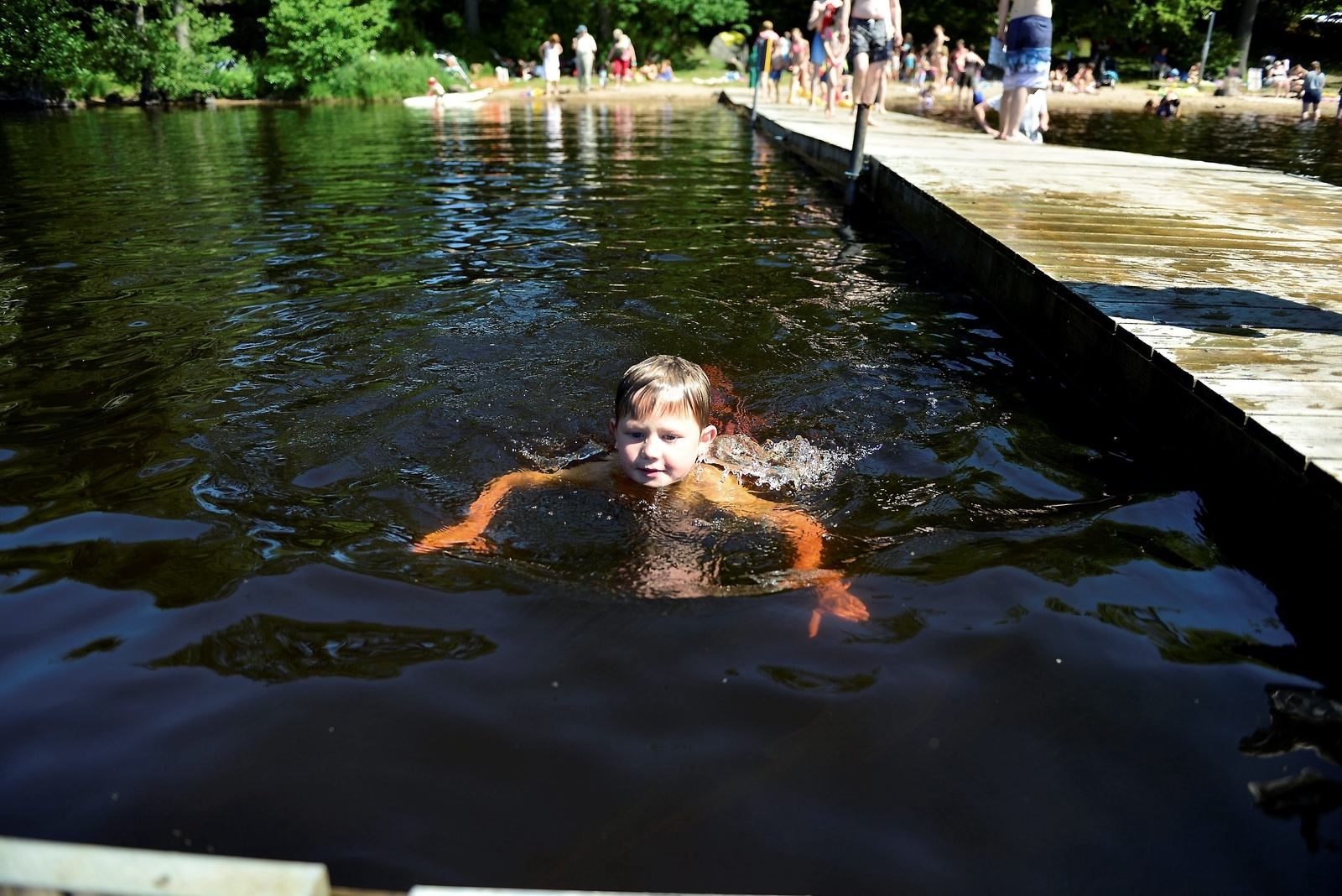 Sam Hallinen är sju och ett halvt och som en fisk i vattnet. Jobbigt att simma långt tycker han, men övning ger färdighet. Foto: Eva Frid