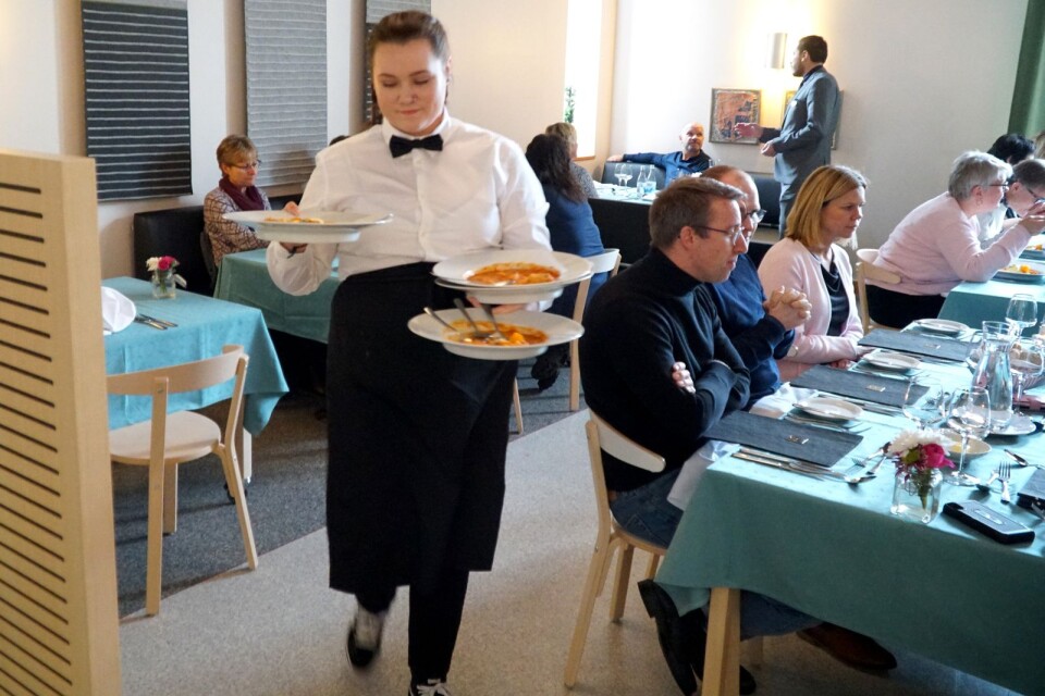Hannah Pettersson har inga problem att balansera många tallrikar när hon dukar av bordet åt gästerna på restaurangprogrammets lunchrestaurang.
