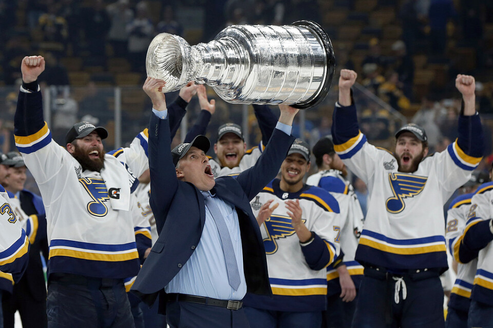 St. Louis Blues tränare Craig Berube lyfter Stanley Cup-bucklan.