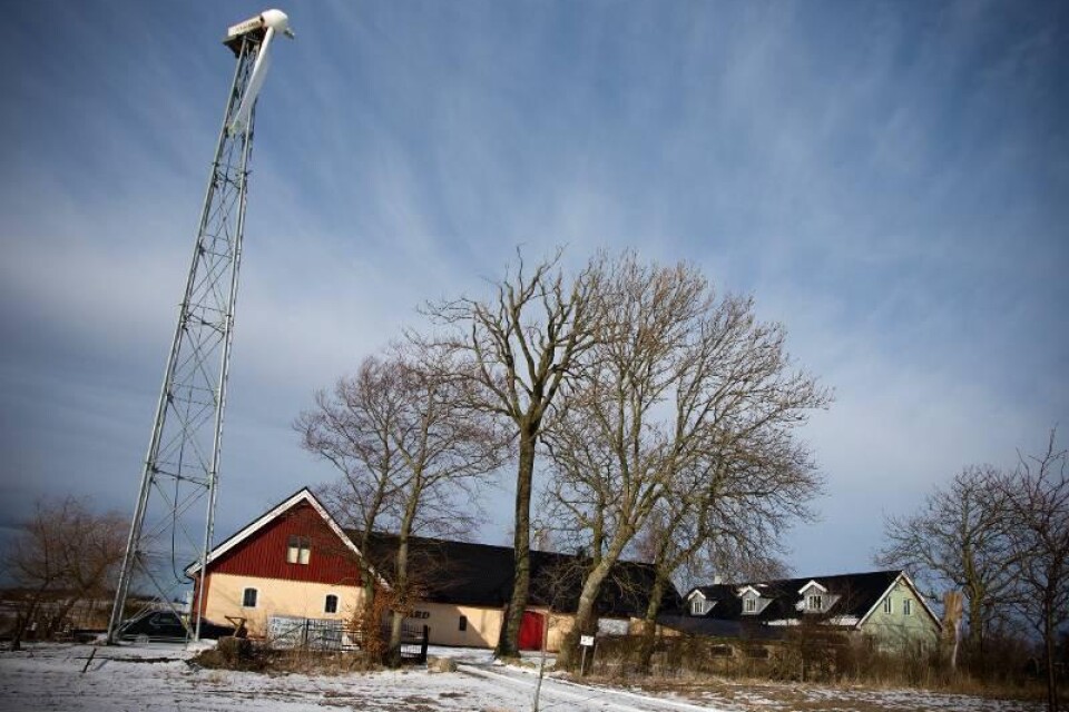 Vindkraftverket vid familjen Larssons gård i Tullstorp började skena i den kraftiga vinden i lördags. Efter att ha snurrat för fullt i ett antal timmar gick vingarna av och slungades ut på en åker. Nu varnar familjen andra vindkraftsägare för vad som kan hända.