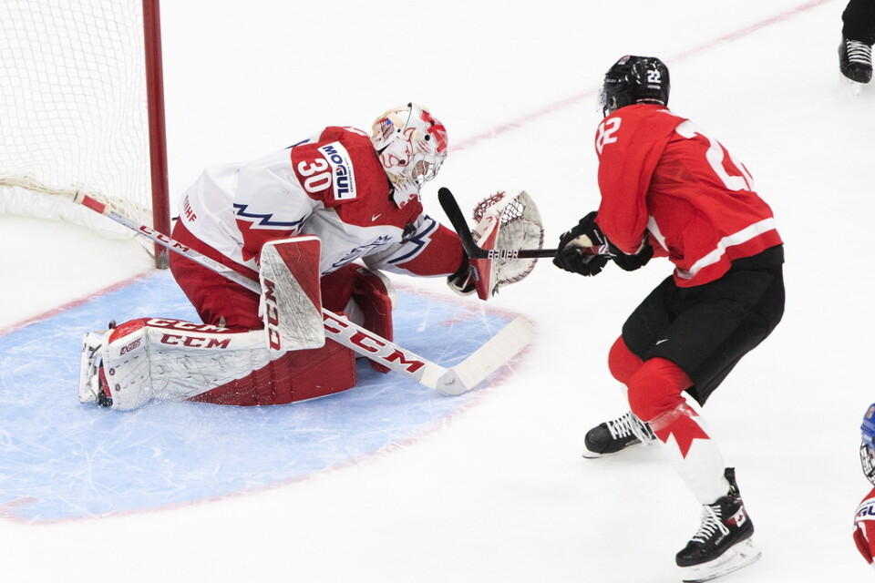 Kanadas Dylan Cozens överlistade Tjeckiens målvakt Nick Malik och gjorde matchens första mål.