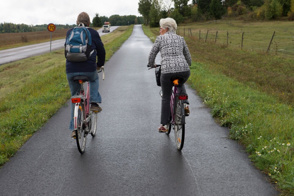 Ett pensionärspar motionerar genom att cykla på  en cykelväg