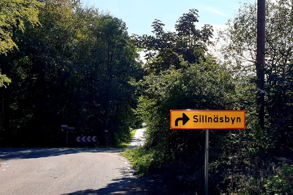 Trafikverket satte i somras upp nya skyltar med texten ”Sillnäsbyn.” Lite förhastat skulle det visa sig. Foto: Alf Ronnny.