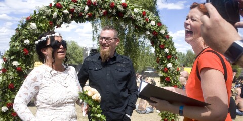 Tolv par får chansen att gifta sig på rockfestival