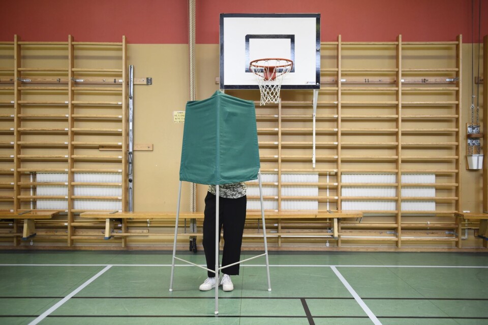 Valsedeln har i flera länder varit ett vapen för att nedmontera demokratin. Kan det ske i Sverige? Bilden visar en person som röstar i valet till Europaparlamentet i röstningslokal i Idbyn utanför Örnsköldsvik.