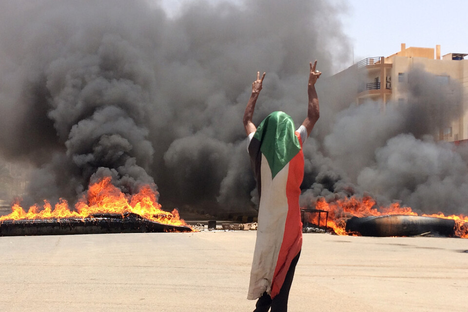 Minst 35 människor dödades i våldsamheter i Sudans huvudstad Khartum i måndags.
