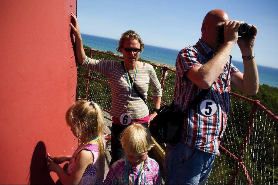 Björn Malmhagen och Karolina Adolphson njuter av utsikten uppe i Sandhammarens fyr tillsammans med sina barn.