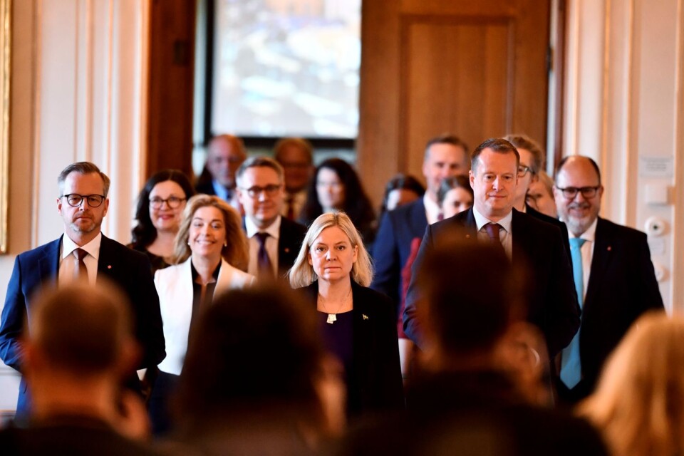 Statsminister Magdalena Andersson (S) med sina nya statsråd i hälarna.