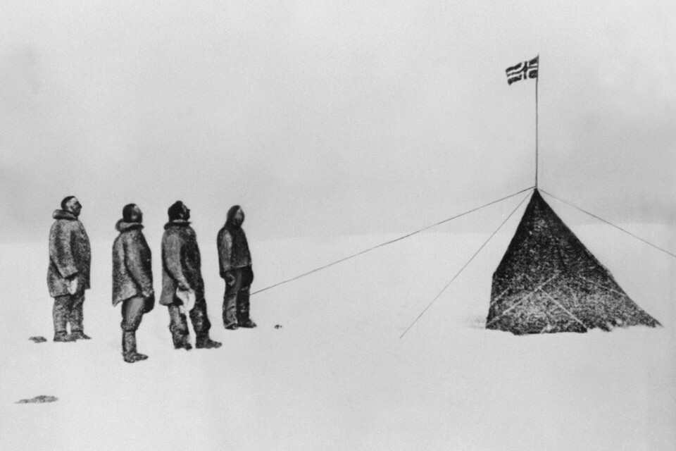 Roald Amundsen (längst till vänster) och hans expedition saluterar den norska flaggan på sydpolen för 110 år sedan, 1911.