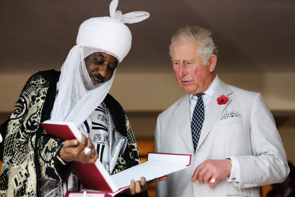 Storbritanniens prins Charles (vänster) med Kanos emir Lamido Sanusi i ett möte i november 2018. Mötet hölls i den brittiske högkommissionärens residens i Nigerias huvudstad Abuja. Arkivbild.