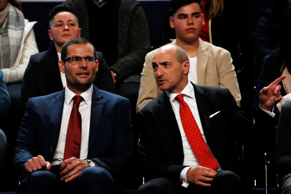 Robert Abela, till vänster, har valts till ny ledare för det maltesiska arbetarpartiet Labour och blir även Maltas nya premiärminister. Här är han tillsammans med motkandidaten Chris Fearne.
