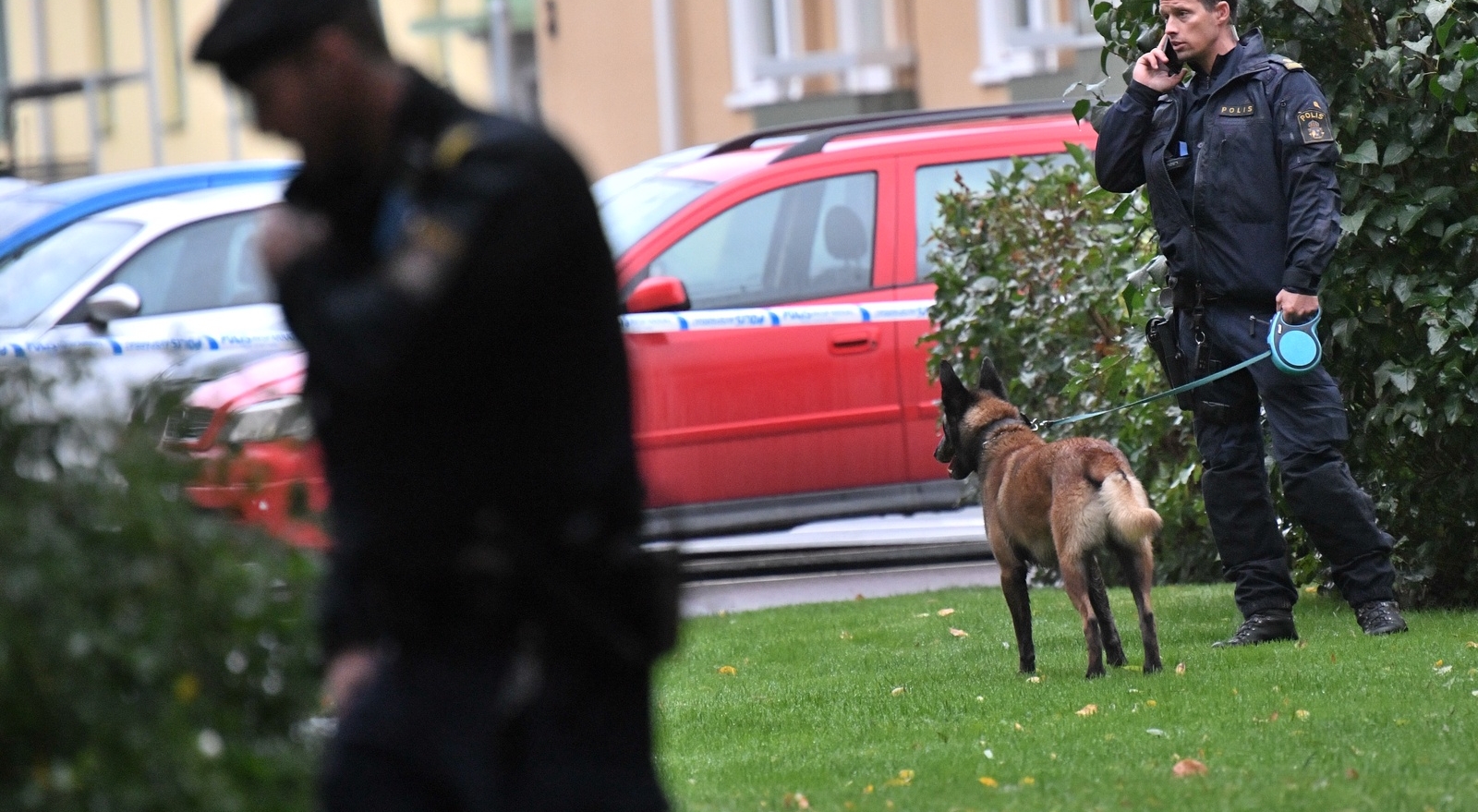 En person har skjutits i Kristianstad. Larmet kom 03.34 och polisen fann en person som var träffad i benet.  En plats i ett bostadsområde har spärrats av. 
Foto: Johan Nilsson / TT