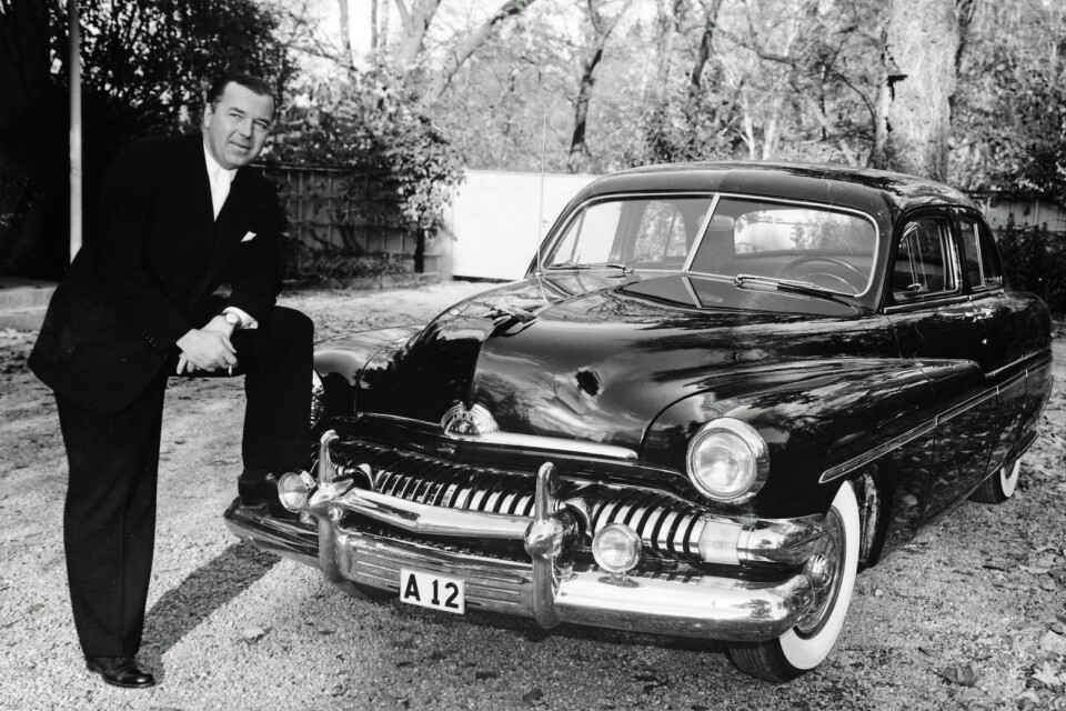 HKH Prins Bertil (1912-1997) vid leveransen av sin Mercury årsmodell 1951. Fotografi ur samlingarna bilar från Hovstallet i Stockholm, efter Jan Melin.